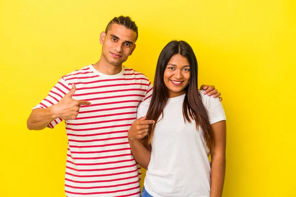 Jovem Casal Latino Isolado Fundo Amarelo Pessoa Apontando Mão Para — Fotografia de Stock