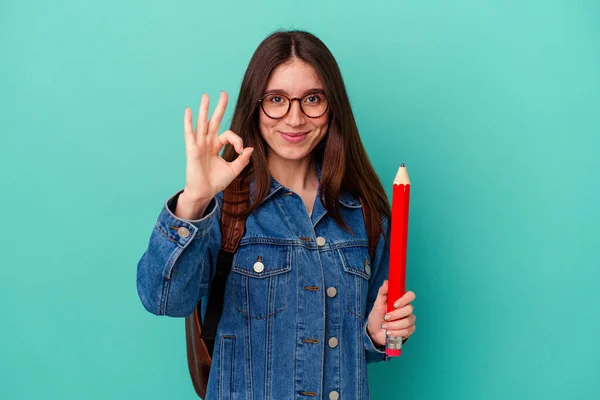 Genç Beyaz Bir Kadın Elinde Büyük Bir Kalem Tutuyor Mavi — Stok fotoğraf