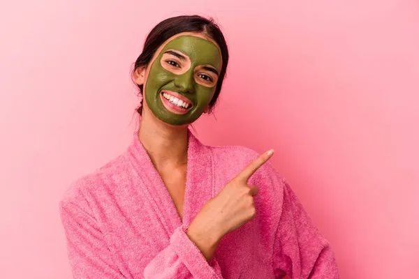Wanita Muda Berkaukasia Mengenakan Jubah Mandi Dan Masker Wajah Yang — Stok Foto