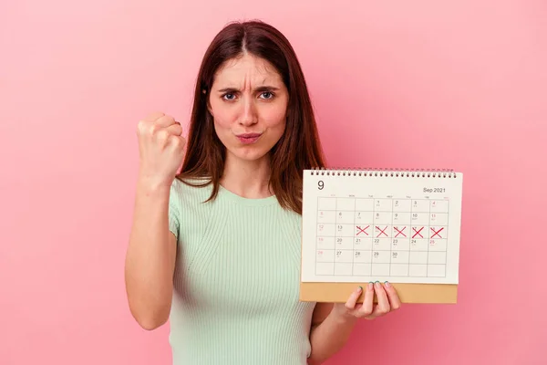 Giovane Donna Caucasica Possesso Calendario Isolato Sfondo Rosa Mostrando Pugno — Foto Stock
