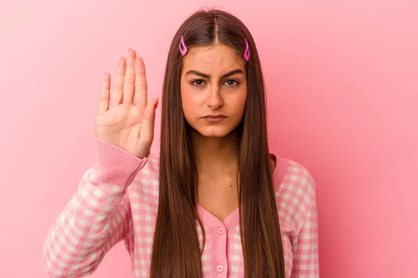 Młoda Kaukaska Kobieta Odizolowana Różowym Tle Stojąca Wyciągniętą Ręką Pokazująca — Zdjęcie stockowe
