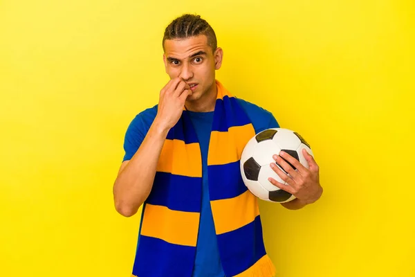 Joven Venezolano Observando Fútbol Aislado Sobre Fondo Amarillo Mordiendo Uñas —  Fotos de Stock