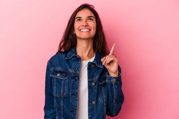 Young Caucasian Woman Isolated Pink Background Indicates Both Fore Fingers — Stock Photo, Image