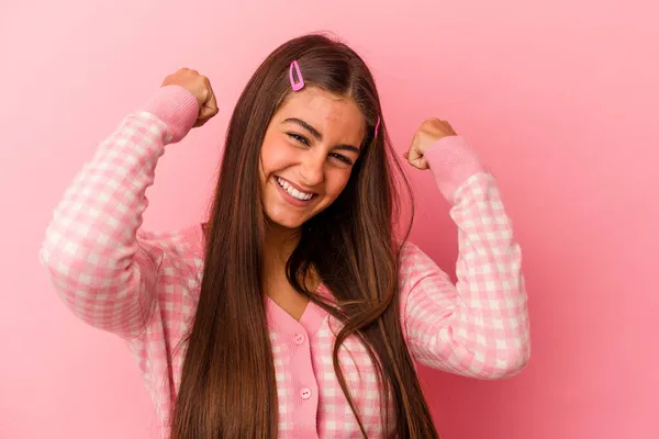 Giovane Donna Caucasica Isolata Sfondo Rosa Mostrando Gesto Forza Con — Foto Stock