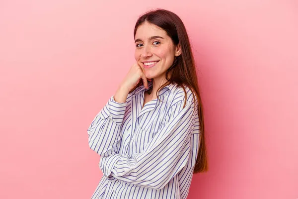 Mulher Branca Jovem Isolado Fundo Rosa Sorrindo Feliz Confiante Tocando — Fotografia de Stock