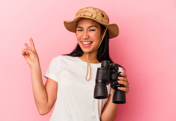 Junge Mischlingsforscherin Mit Fernglas Auf Rosa Hintergrund Fröhlich Und Sorgenfrei — Stockfoto