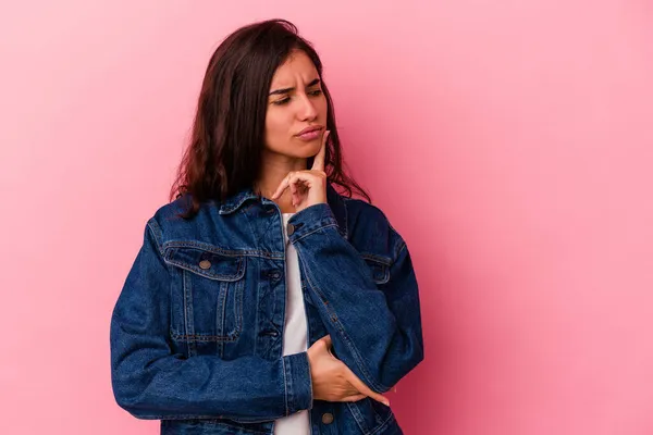 Ung Kaukasisk Kvinna Isolerad Rosa Bakgrund Hålla Hemlighet Eller Tystnad — Stockfoto