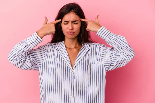 Giovane Donna Caucasica Isolata Sfondo Rosa Focalizzata Compito Mantenendo Gli — Foto Stock