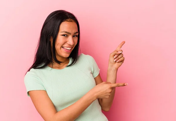 Ung Venezuelansk Kvinna Isolerad Rosa Bakgrund Pekar Med Pekfingrar Till — Stockfoto