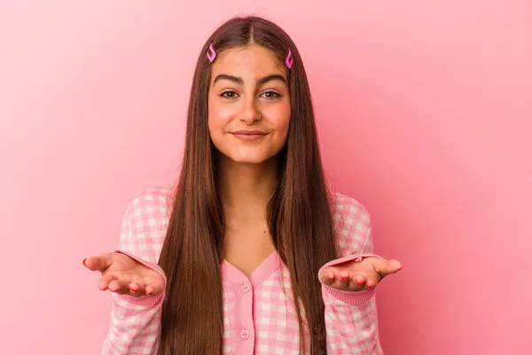 Jonge Blanke Vrouw Geïsoleerd Roze Achtergrond Met Een Welkome Expressie — Stockfoto