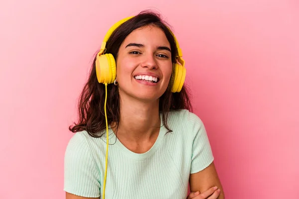 Jonge Kaukasische Vrouw Luisteren Muziek Geïsoleerd Roze Achtergrond Lachen Plezier — Stockfoto
