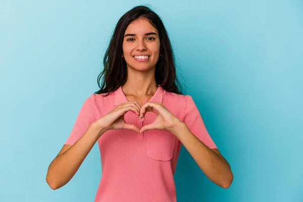 Mulher Branca Jovem Isolado Fundo Azul Sorrindo Mostrando Uma Forma — Fotografia de Stock