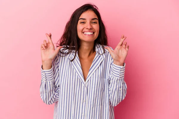 Giovane Donna Caucasica Isolata Sfondo Rosa Incrociando Dita Avere Fortuna — Foto Stock