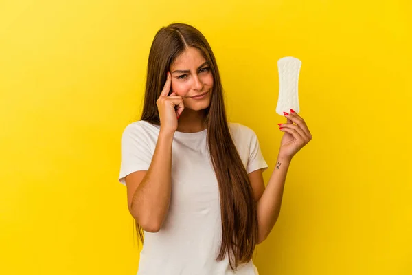 Mujer Caucásica Joven Sosteniendo Una Compresa Aislada Sobre Fondo Amarillo — Foto de Stock