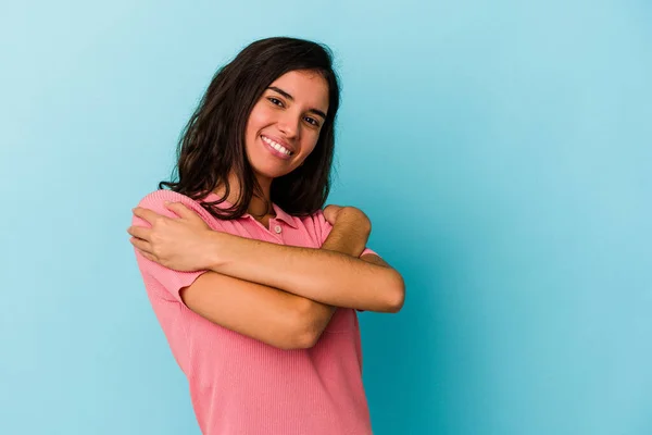 Mujer Caucásica Joven Aislada Los Abrazos Fondo Azul Sonriente Despreocupada — Foto de Stock