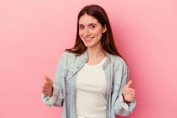 Mujer Joven Caucásica Aislada Sobre Fondo Rosa Sosteniendo Algo Con —  Fotos de Stock