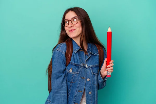 Genç Beyaz Bir Kadın Mavi Arka Planda Büyük Bir Kalem — Stok fotoğraf