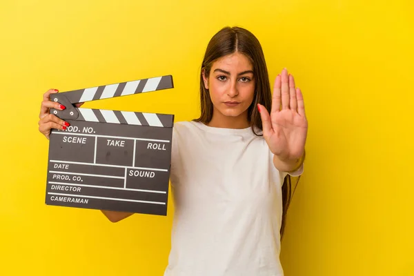 Mulher Caucasiana Jovem Segurando Clapperboard Isolado Fundo Branco Com Mão — Fotografia de Stock