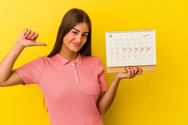 Giovane Donna Caucasica Possesso Calendario Isolato Sfondo Giallo Sente Orgoglioso — Foto Stock