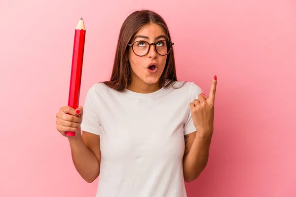 Mujer Caucásica Joven Sosteniendo Lápiz Grande Aislado Sobre Fondo Rosa —  Fotos de Stock