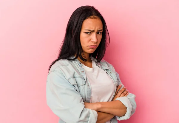 Ung Venezuelansk Kvinna Isolerad Rosa Bakgrund Rynka Pannan Missnöje Håller — Stockfoto