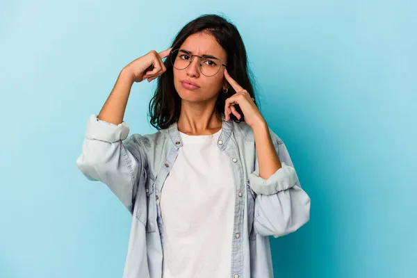 Ung Kaukasisk Kvinna Isolerad Blå Bakgrund Fokuserad Uppgift Hålla Pekfingrar — Stockfoto