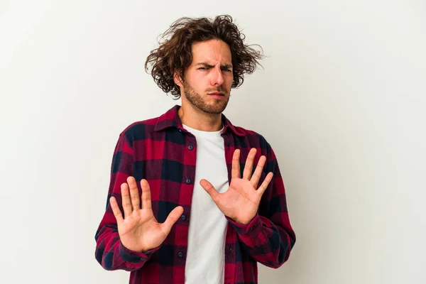 Junger Kaukasischer Mann Isoliert Auf Weißem Hintergrund Der Jemanden Ablehnt — Stockfoto