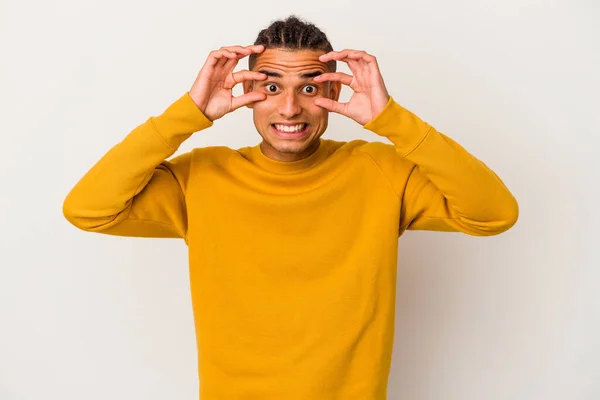 Ung Venezuelan Man Isolerad Vit Bakgrund Hålla Ögonen Öppna För — Stockfoto