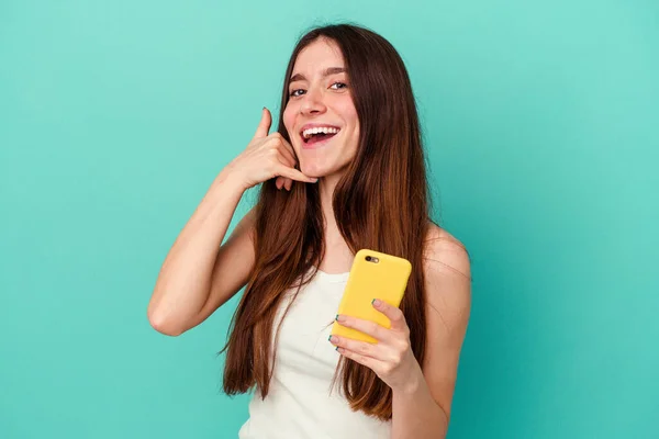 Giovane Donna Caucasica Possesso Telefono Cellulare Isolato Sfondo Blu Che — Foto Stock