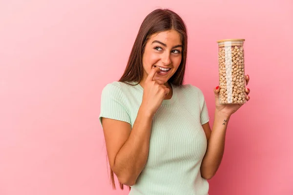 Ung Kaukasisk Kvinna Som Håller Kikärt Burk Isolerad Rosa Bakgrund — Stockfoto