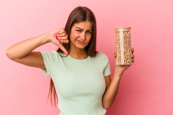 Mulher Caucasiana Jovem Segurando Jarro Grão Bico Isolado Fundo Rosa — Fotografia de Stock