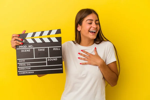 Jovem Caucasiana Segurando Palmas Isoladas Fundo Branco Alto Mantendo Mão — Fotografia de Stock