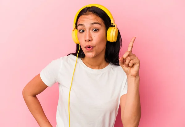 Νεαρή Γυναίκα Από Βενεζουέλα Που Ακούει Μουσική Απομονωμένη Ροζ Φόντο — Φωτογραφία Αρχείου