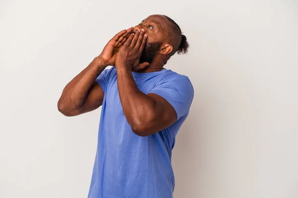 Hombre Afroamericano Con Barba Aislada Sobre Fondo Rosa Gritando Emocionado —  Fotos de Stock