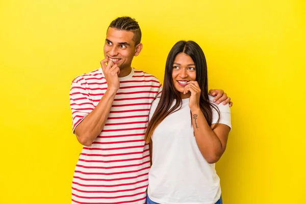 Genç Latin Çift Sarı Arka Planda Izole Edilmiş Rahat Bir — Stok fotoğraf
