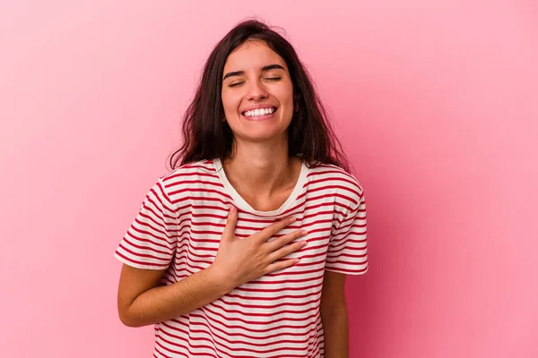 Jovem Mulher Caucasiana Isolado Fundo Rosa Voz Alta Mantendo Mão — Fotografia de Stock