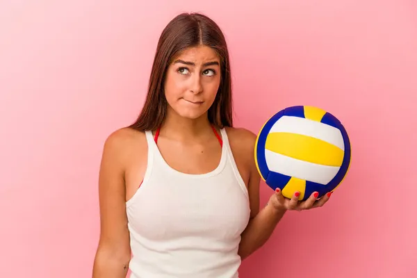 Giovane Donna Caucasica Possesso Una Palla Pallavolo Isolato Sfondo Rosa — Foto Stock