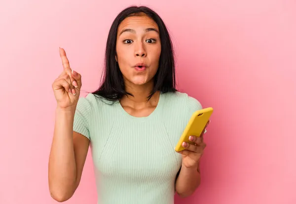 Jeune Femme Vénézuélienne Tenant Téléphone Portable Isolé Sur Fond Rose — Photo