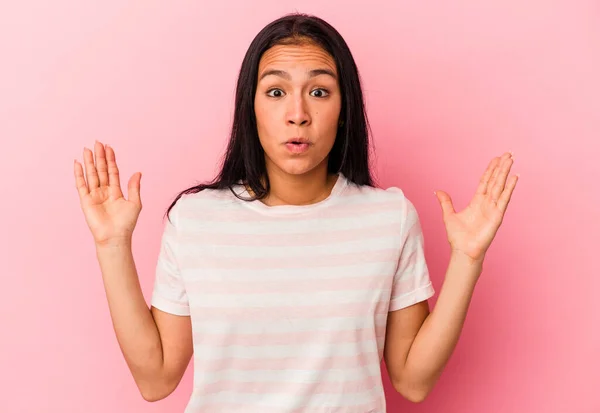 Joven Venezolana Aislada Sobre Fondo Rosa Teniendo Una Idea Concepto — Foto de Stock