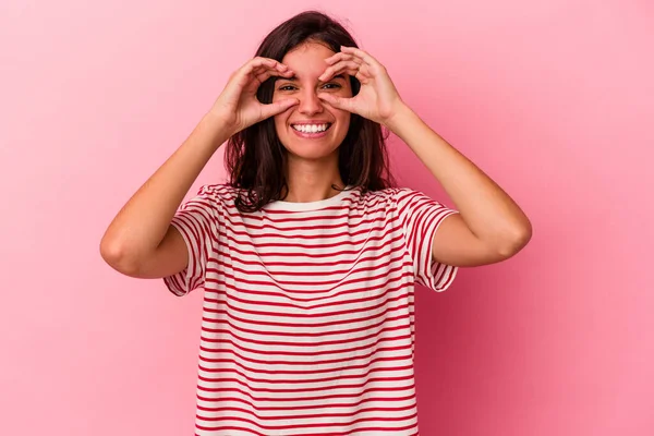 Mladá Běloška Žena Izolované Růžovém Pozadí Ukazující Pořádku Znamení Přes — Stock fotografie