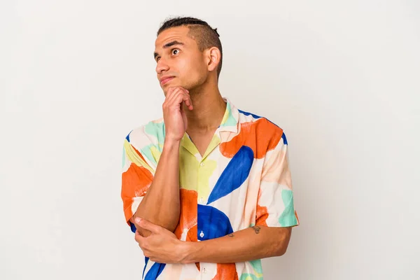 Young Venezuelan Man Isolated White Background Thinking Looking Being Reflective — Stock Photo, Image