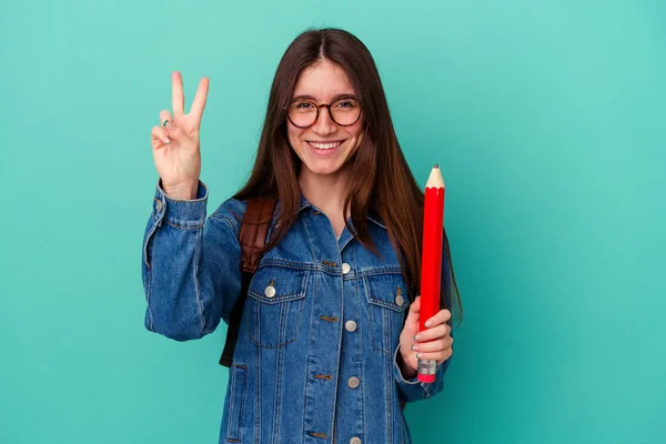 Joven Estudiante Caucásica Sosteniendo Lápiz Grande Aislado Sobre Fondo Azul —  Fotos de Stock