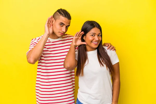 Jovem Casal Latino Isolado Fundo Amarelo Tentando Ouvir Uma Fofoca — Fotografia de Stock