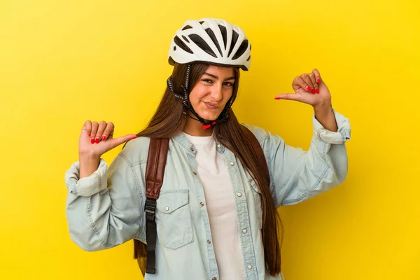 Νεαρή Φοιτήτρια Καυκάσια Γυναίκα Φορώντας Ένα Κράνος Ποδηλάτου Απομονωμένη Κίτρινο — Φωτογραφία Αρχείου