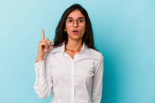 Ung Kaukasisk Kvinna Isolerad Blå Bakgrund Har Idé Inspiration Koncept — Stockfoto