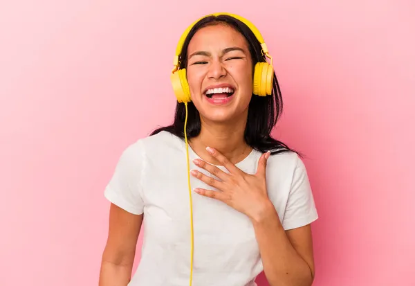 Giovane Donna Venezuelana Ascoltando Musica Isolata Sfondo Rosa Ride Alta — Foto Stock