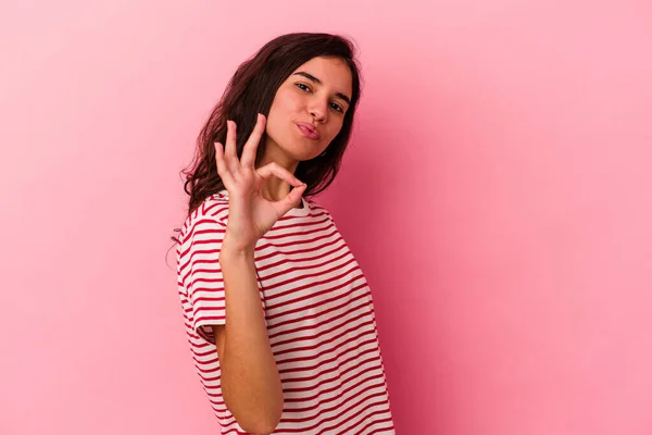 Mulher Branca Jovem Isolado Fundo Rosa Pisca Olho Mantém Gesto — Fotografia de Stock