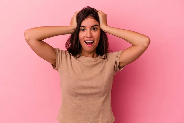 Joven Mujer Caucásica Aislada Sobre Fondo Rosa Gritando Muy Excitada — Foto de Stock