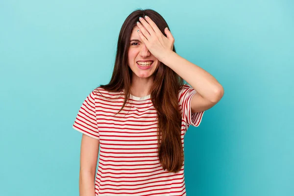 Young Caucasian Woman Isolated Blue Background Forgetting Something Slapping Forehead — Stock Photo, Image