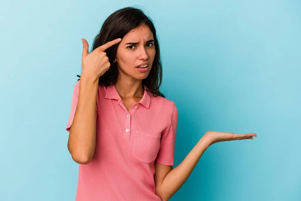 Mujer Caucásica Joven Aislada Sobre Fondo Azul Mostrando Gesto Decepción —  Fotos de Stock